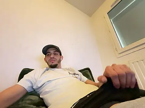 Snapshot of Rebeu313 chatting on January 14, 2026, 12:00 pm Rebeu313 online show from January 14, 2026, 12:00 pm