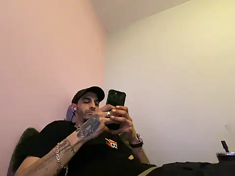 Snapshot of Rebeu313 chatting on February 10, 2026, 11:42 pm Rebeu313 online show from February 10, 2026, 11:42 pm