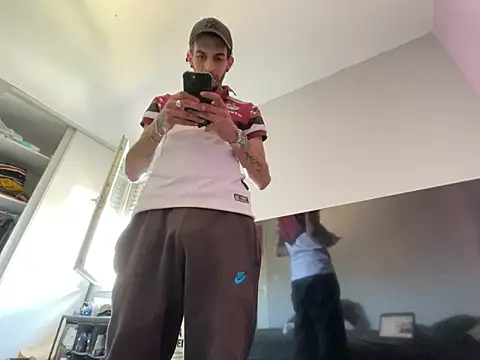 Snapshot of Rebeu313 chatting on February 26, 2026, 1:54 pm Rebeu313 online show from February 26, 2026, 1:54 pm