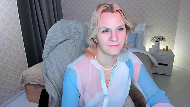 Snapshot of Louisa_Bay chatting on December 13, 2024, 7:47 am Louisa Bay online show from December 13, 2024, 7:47 am