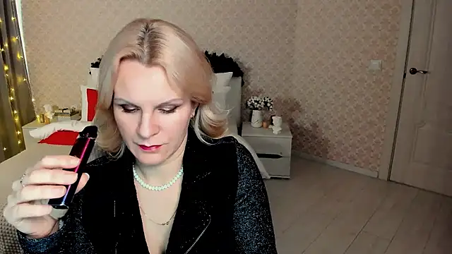 Snapshot of Louisa_Bay chatting on January 15, 2025, 11:00 am Louisa Bay online show from January 15, 2025, 11:00 am