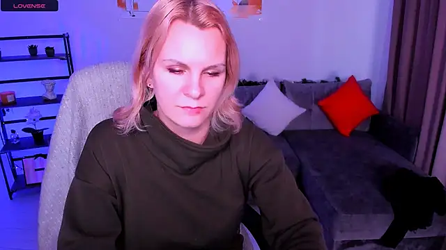 Snapshot of Louisa_Bay chatting on January 17, 2025, 8:02 am Louisa Bay online show from January 17, 2025, 8:02 am