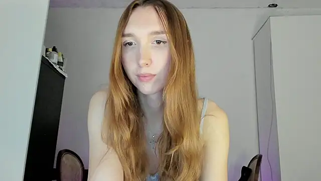 Snapshot of LisaIcon chatting on October 4, 2025, 9:35 pm LisaIcon online show from October 4, 2025, 9:35 pm