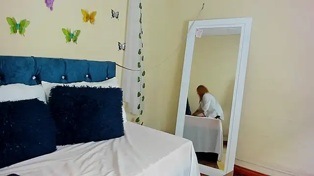 cristalwalker   online show from October 14, 2025, 11:33 am