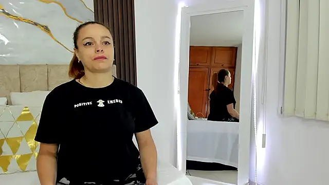 Snapshot of cristalwalker__ chatting on February 7, 2026, 10:41 am cristalwalker online show from February 7, 2026, 10:41 am