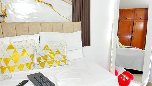 Snapshot of cristalwalker__ chatting on March 6, 2026, 10:45 am cristalwalker online show from March 6, 2026, 10:45 am