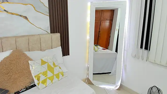 Snapshot of cristalwalker__ chatting on April 5, 2026, 10:45 am cristalwalker online show from April 5, 2026, 10:45 am