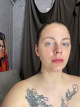 Lola Hale online show from May 3, 2026, 6:03 pm