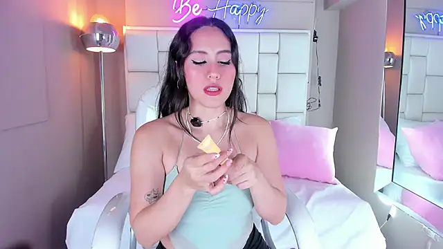 Snapshot of VioletthaRous chatting on October 18, 2025, 10:54 pm VioletthaRous online show from October 18, 2025, 10:54 pm