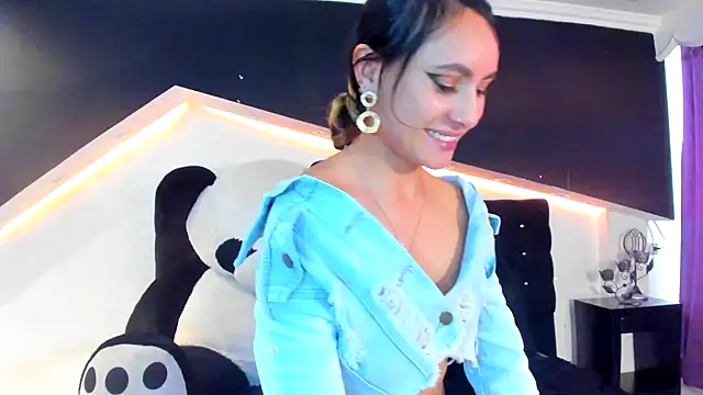 Snapshot of Coral_Gibson chatting on January 24, 2025, 6:04 pm Coral Gibson online show from January 24, 2025, 6:04 pm