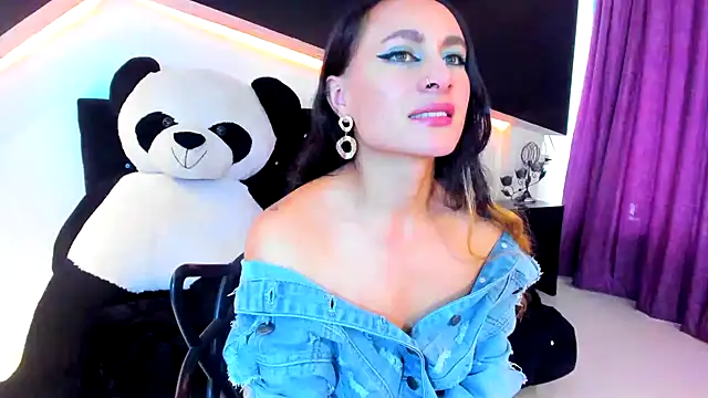 Snapshot of Coral_Gibson chatting on February 12, 2025, 6:51 pm Coral Gibson online show from February 12, 2025, 6:51 pm