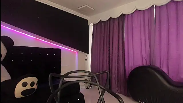 Snapshot of Coral_Gibson chatting on April 8, 2026, 12:16 pm Coral Gibson online show from April 8, 2026, 12:16 pm