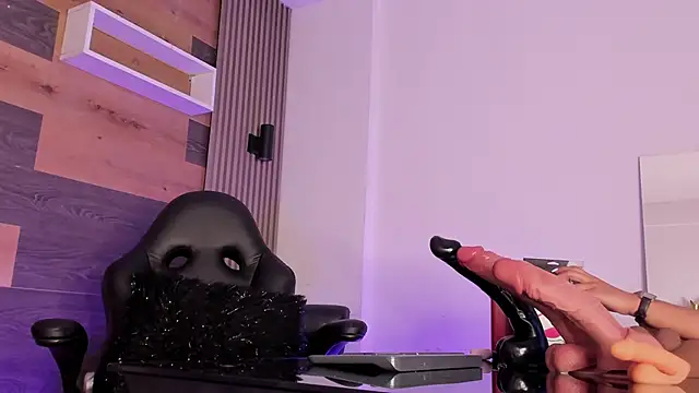 Ellaochoa online show from September 25, 2025, 11:36 am