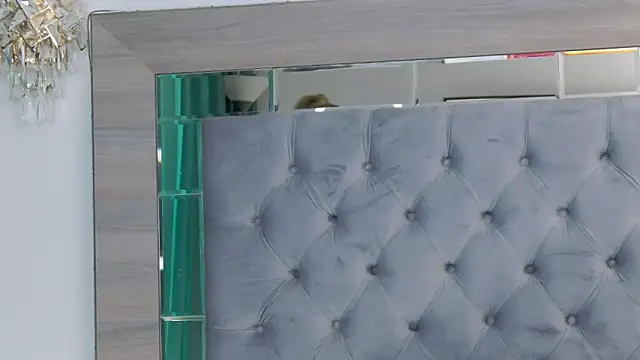 Lorehottie online show from September 24, 2025, 1:47 pm