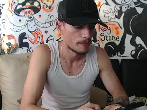 roystonee01 online show from October 6, 2025, 9:01 pm