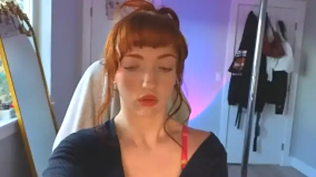 Snapshot of foxxyyyred chatting on February 18, 2026, 12:17 am foxxyyyred online show from February 18, 2026, 12:17 am
