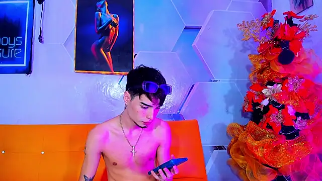 little alex01 online show from December 5, 2024, 3:06 pm