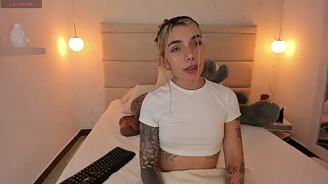 Mollymoon1 online show from November 27, 2025, 7:49 pm