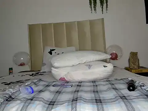 Pearl 00 online show from February 26, 2025, 10:20 pm