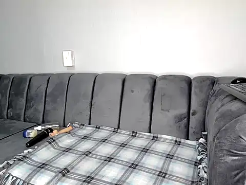 Pearl 00 online show from October 13, 2025, 7:47 pm