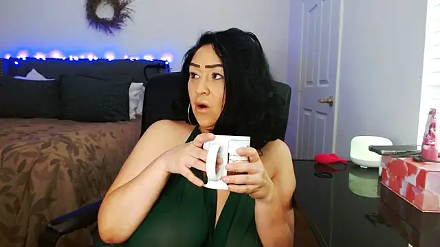 AlyssiaAmoreXO online show from May 25, 2026, 9:10 pm