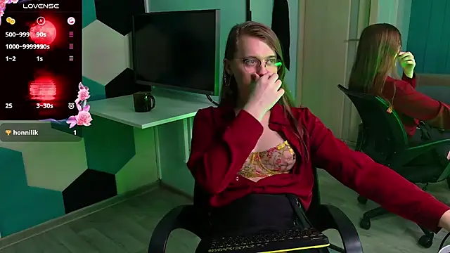 YukoFanee online show from November 28, 2025, 3:36 pm