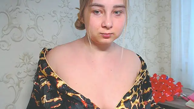 Snapshot of DolphinDreams chatting on June 19, 2026, 9:02 am DolphinDreams online show from June 19, 2026, 9:02 am