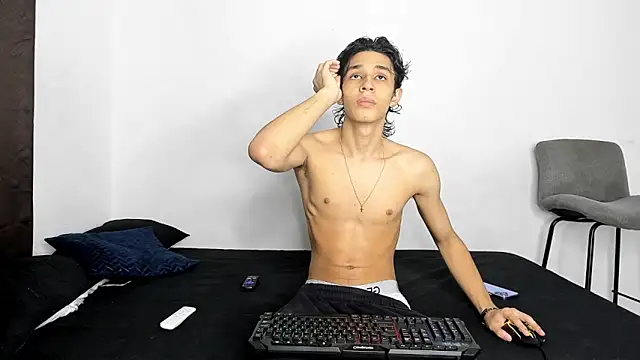 Snapshot of evanscollins chatting on December 18, 2025, 10:27 pm evanscollins online show from December 18, 2025, 10:27 pm