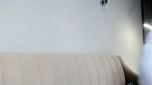 LilianSwall online show from October 17, 2025, 12:52 pm