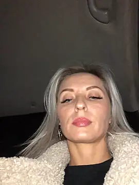 Snapshot of Diamond_Bunny_ chatting on December 18, 2024, 3:00 pm Diamond Bunny  online show from December 18, 2024, 3:00 pm