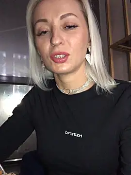 Snapshot of Diamond_Bunny_ chatting on December 23, 2024, 5:11 pm Diamond Bunny  online show from December 23, 2024, 5:11 pm