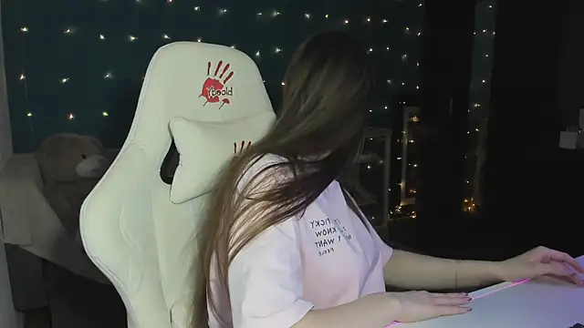 Snapshot of katie_taylorr chatting on December 3, 2024, 10:51 pm katie taylorr online show from December 3, 2024, 10:51 pm