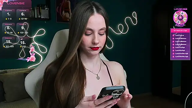 Snapshot of katie_taylorr chatting on November 14, 2025, 10:29 pm katie taylorr online show from November 14, 2025, 10:29 pm