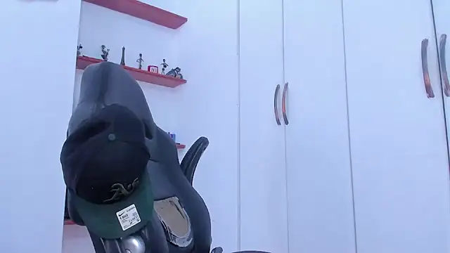 Snapshot of Jonryder_ chatting on December 18, 2025, 4:35 pm Jonryder online show from December 18, 2025, 4:35 pm