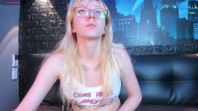 Snapshot of Cloe_five chatting on January 16, 2026, 12:31 pm Cloe five online show from January 16, 2026, 12:31 pm