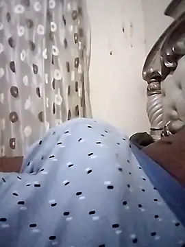 Snapshot of hugecrksam chatting on February 5, 2026, 7:18 pm hugecrksam online show from February 5, 2026, 7:18 pm