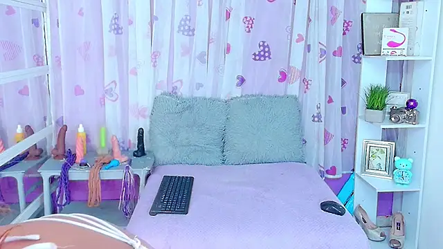 Snapshot of DevoniCollins chatting on February 4, 2025, 8:06 pm DevoniCollins online show from February 4, 2025, 8:06 pm