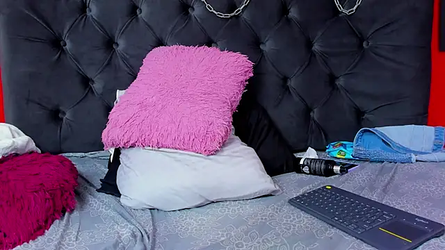 Snapshot of YayaHilton chatting on January 7, 2025, 6:59 am YayaHilton online show from January 7, 2025, 6:59 am