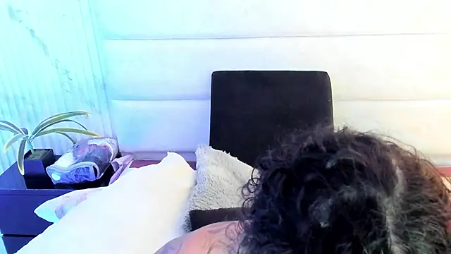 Reginavegaa online show from December 3, 2025, 11:41 am