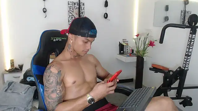 Snapshot of Leonard_Price chatting on February 21, 2025, 9:00 pm Leonard Price online show from February 21, 2025, 9:00 pm