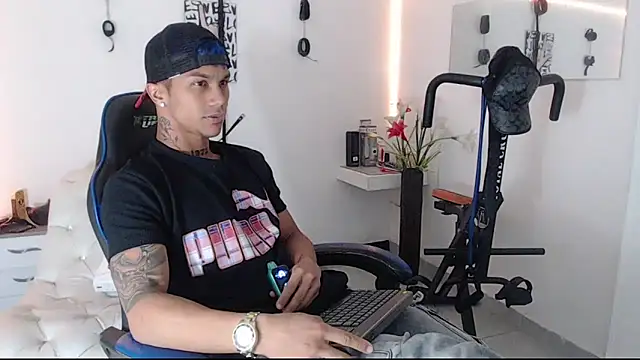 Snapshot of Leonard_Price chatting on March 7, 2025, 1:42 am Leonard Price online show from March 7, 2025, 1:42 am