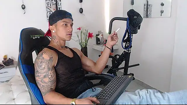 Snapshot of Leonard_Price chatting on March 22, 2025, 6:43 am Leonard Price online show from March 22, 2025, 6:43 am