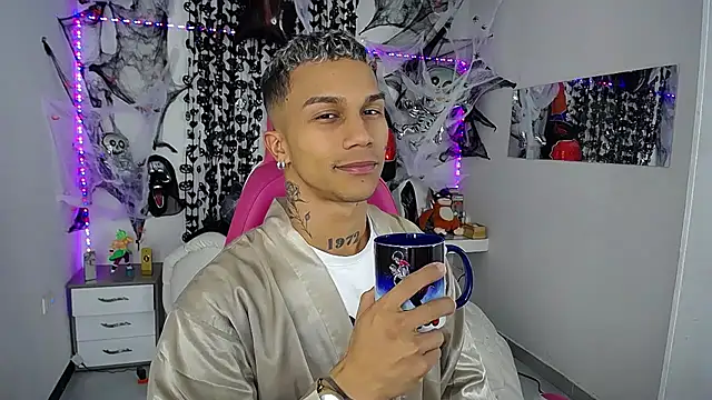 Snapshot of Leonard_Price chatting on October 14, 2025, 1:28 am Leonard Price online show from October 14, 2025, 1:28 am