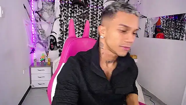 Snapshot of Leonard_Price chatting on October 15, 2025, 1:39 am Leonard Price online show from October 15, 2025, 1:39 am