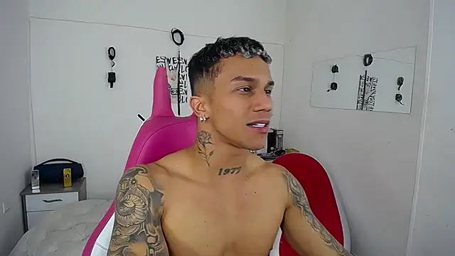 Snapshot of Leonard_Price chatting on November 13, 2025, 2:21 am Leonard Price online show from November 13, 2025, 2:21 am