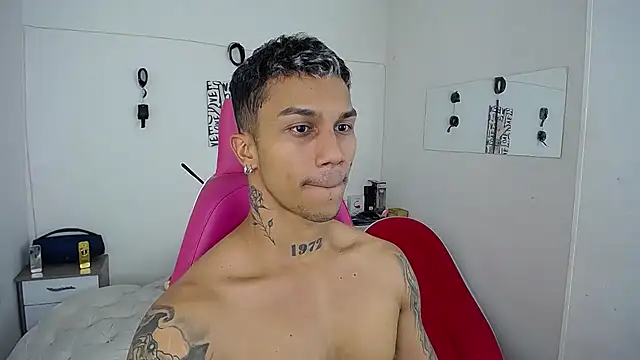 Snapshot of Leonard_Price chatting on November 17, 2025, 2:06 am Leonard Price online show from November 17, 2025, 2:06 am