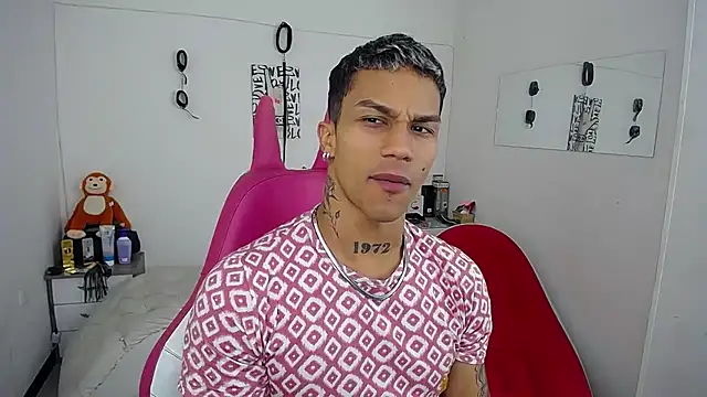 Snapshot of Leonard_Price chatting on November 22, 2025, 2:21 am Leonard Price online show from November 22, 2025, 2:21 am