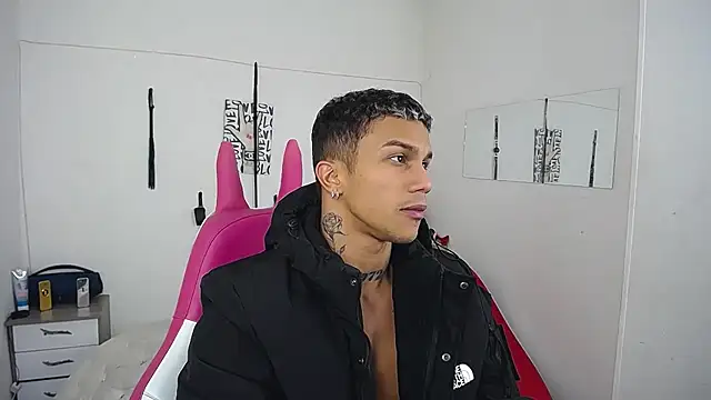 Snapshot of Leonard_Price chatting on November 24, 2025, 4:45 am Leonard Price online show from November 24, 2025, 4:45 am