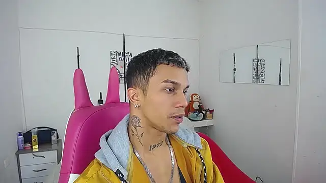 Snapshot of Leonard_Price chatting on November 25, 2025, 4:01 am Leonard Price online show from November 25, 2025, 4:01 am