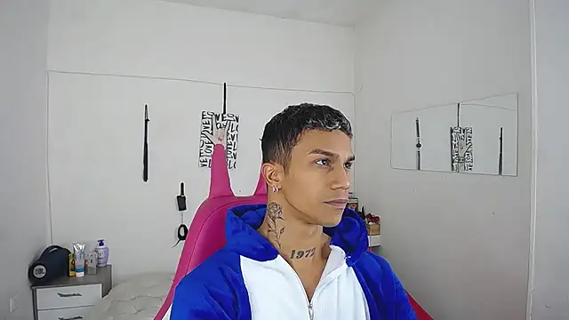 Snapshot of Leonard_Price chatting on November 27, 2025, 7:43 am Leonard Price online show from November 27, 2025, 7:43 am